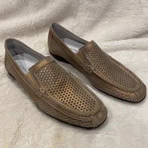 Donald J. Pliner Sport Cesya Perforated Leather Loafers Metallic Gold Size 6 EUC